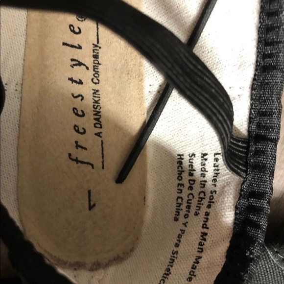 Kids size 1 ballet shoes - Picture 1 of 2